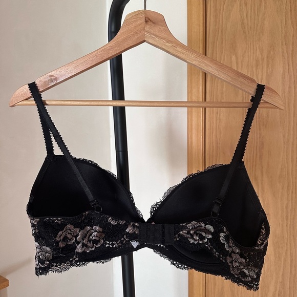Jezebel Black Lace Bra with Intricate Floral Design 38DD Support Adjust Straps - Picture 7 of 8